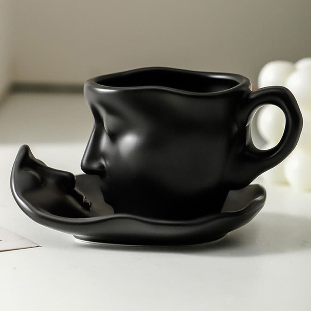 Teekuppi lautasella - Kasvot - Musta